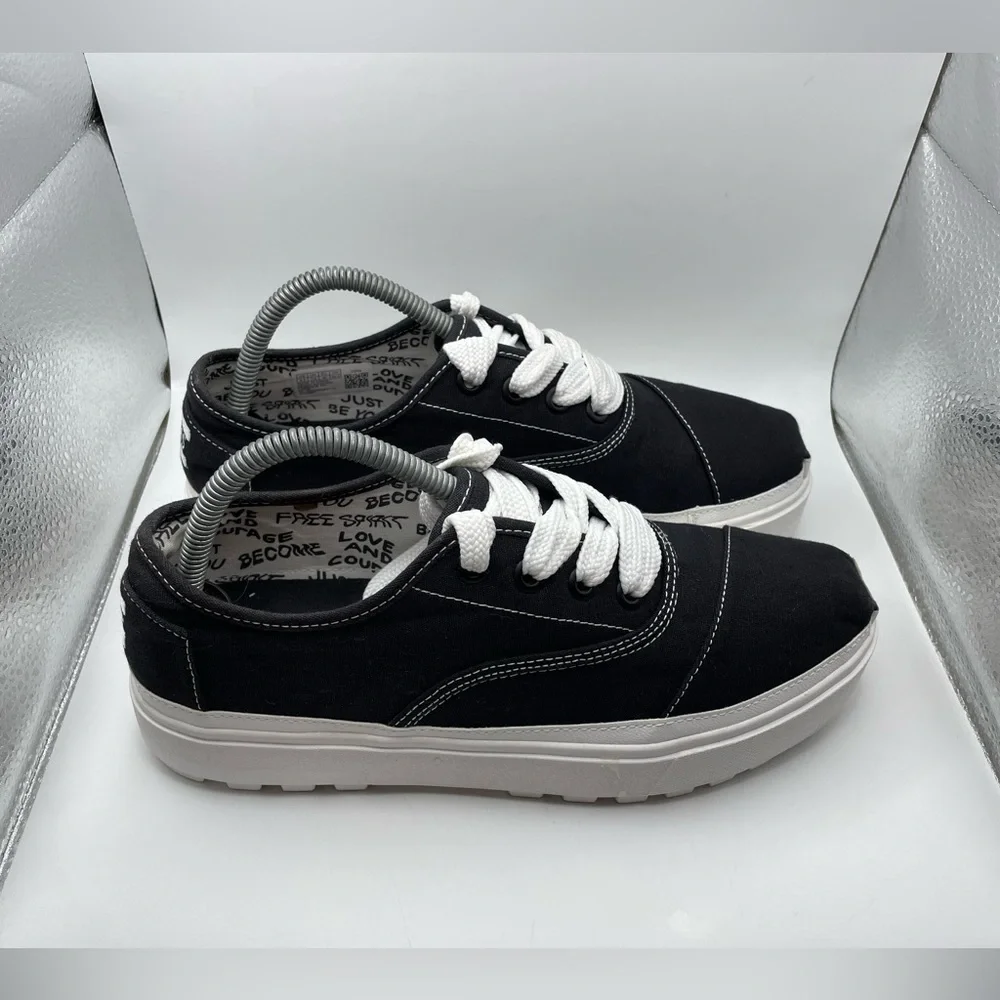 Toms Cordones Lugs black platform sneakers size 9.5